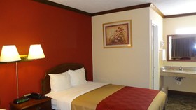 Econo Lodge Colonial