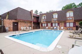Econo Lodge Colonial