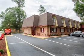 Econo Lodge Colonial