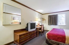 Econo Lodge Colonial