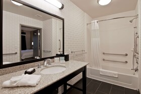 Hampton Inn & Suites Bellevue Downtown Seattle