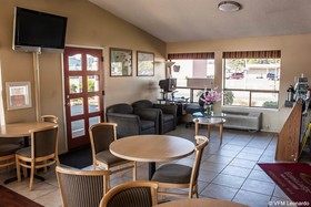 Econo Lodge Inn & Suites