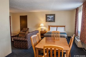 Econo Lodge Inn & Suites