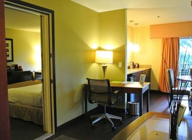 Best Western Plus Plaza By The Green