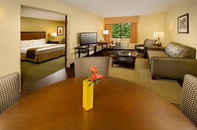 Best Western Plus Plaza By The Green