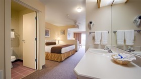 Lighthouse Suites Inn