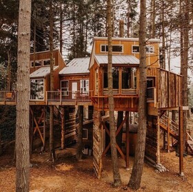 Treehouse Over the Water Eagles Nest