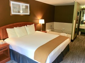 GuestHouse Inn & Suites Poulsbo