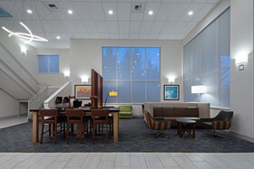 Holiday Inn Express & Suites Seattle-Sea-Tac Airport