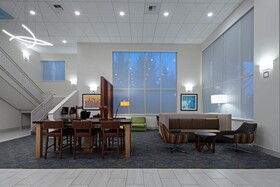 Holiday Inn Express & Suites Seattle-Sea-Tac Airport