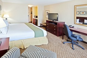 Holiday Inn Express Hotel & Suites Sumner