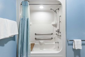 Howard Johnson by Wyndham Vancouver Hotel & Suites
