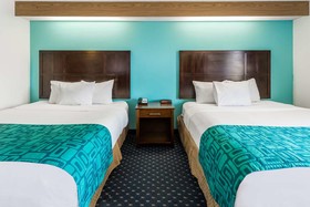 Howard Johnson by Wyndham Vancouver Hotel & Suites