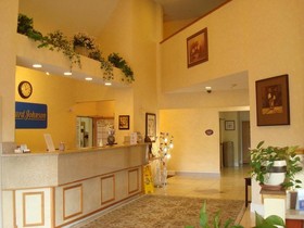 Howard Johnson by Wyndham Vancouver Hotel & Suites