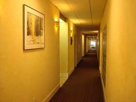 Howard Johnson by Wyndham Vancouver Hotel & Suites