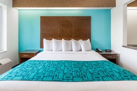 Howard Johnson by Wyndham Vancouver Hotel & Suites