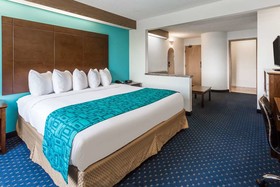 Howard Johnson by Wyndham Vancouver Hotel & Suites