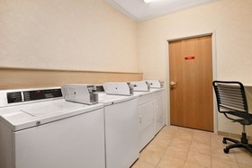 Howard Johnson by Wyndham Vancouver Hotel & Suites