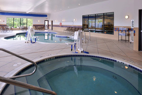 Holiday Inn Express Hotel & Suites Fairmont