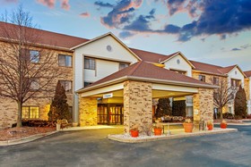 La Quinta Inn & Suites by Wyndham Milwaukee Delafield