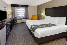 La Quinta Inn & Suites by Wyndham Milwaukee Delafield