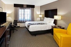 La Quinta Inn & Suites by Wyndham Milwaukee Delafield