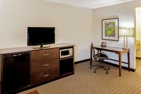 La Quinta Inn & Suites by Wyndham Milwaukee Delafield