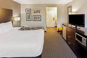 La Quinta Inn & Suites by Wyndham Milwaukee Delafield