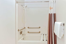 La Quinta Inn & Suites by Wyndham Milwaukee Delafield