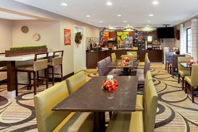 La Quinta Inn & Suites by Wyndham Milwaukee Delafield