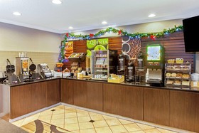 La Quinta Inn & Suites by Wyndham Milwaukee Delafield