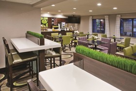 La Quinta Inn & Suites by Wyndham Milwaukee Delafield