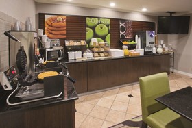 La Quinta Inn & Suites by Wyndham Milwaukee Delafield