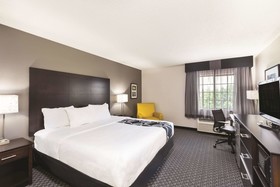 La Quinta Inn & Suites by Wyndham Milwaukee Delafield