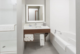 Holiday Inn Express and Suites Hudson I 94