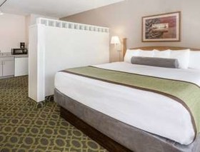 Days Inn & Suites By Wyndham Madison