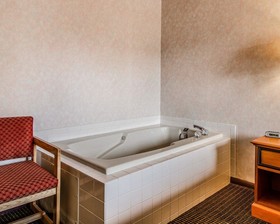 Days Inn by Wyndham Manitowoc