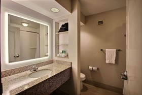 Holiday Inn Express & Suites Milwaukee Airport