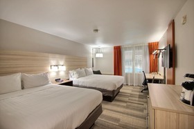 Holiday Inn Express & Suites Milwaukee Airport