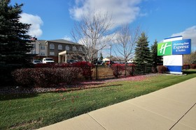 Holiday Inn Express & Suites Milwaukee Airport