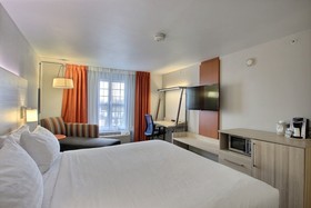 Holiday Inn Express & Suites Milwaukee Airport