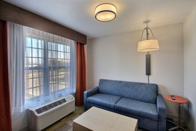 Holiday Inn Express & Suites Milwaukee Airport