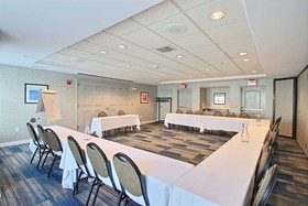 Holiday Inn Express & Suites Milwaukee Airport