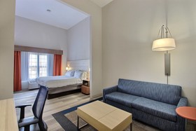 Holiday Inn Express & Suites Milwaukee Airport