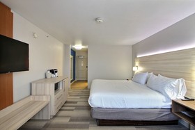 Holiday Inn Express & Suites Milwaukee Airport