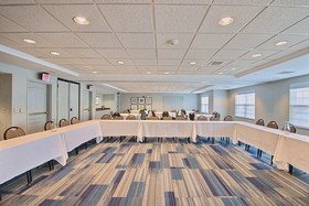 Holiday Inn Express & Suites Milwaukee Airport