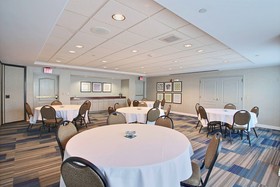 Holiday Inn Express & Suites Milwaukee Airport