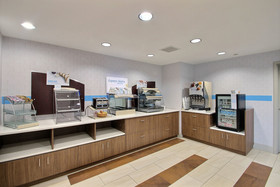 Holiday Inn Express & Suites Milwaukee Airport