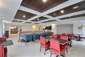 Holiday Inn Express & Suites Milwaukee Airport