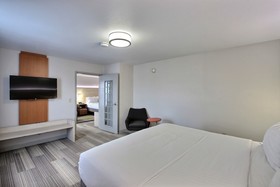 Holiday Inn Express & Suites Milwaukee Airport